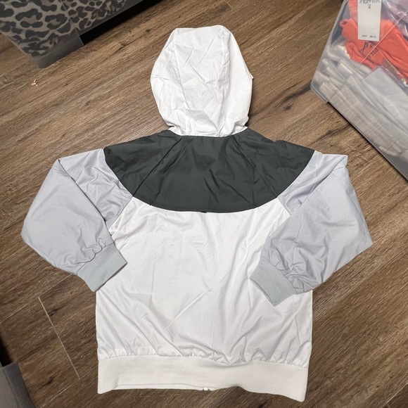 Nike Sportswear WindrunnerBig Kids' (Boys') Loose Hip-Length Hooded Jacket - Picture 3 of 4